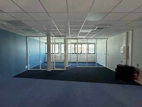 Bureau 76 m²