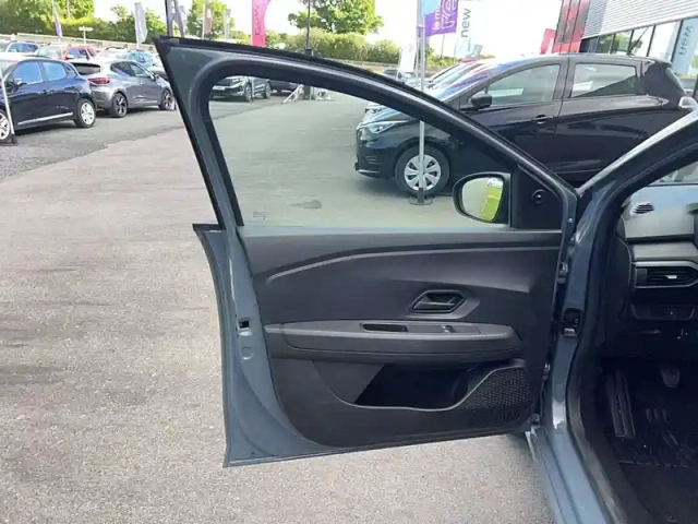 Dacia Sandero sce 65 — photo 11