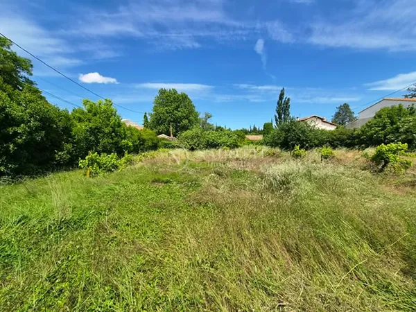 Terrain plat constructible de 1500 m2 à proximité immédiate du centre historique de L'Isle-sur-la-So