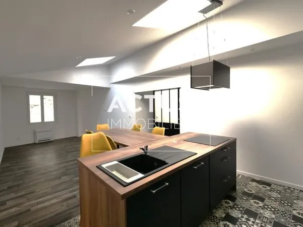 Élégante maison de ville rénovée avec garage - Un havre