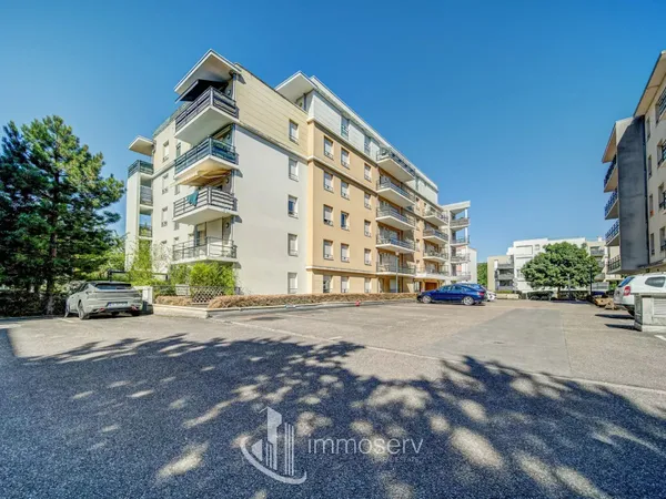 THIONVILLE - Appartement lumineux avec deux balcons, garage et parking