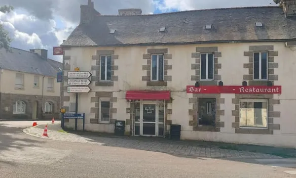 Plougonver, Bien à usage mixte Bar/Restaurant/Appartement T4 + terrain constructible avec hangar et 