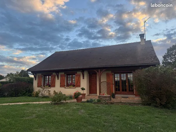 Maison individuelle avec grand terrain de 2 000 m² et hangar de 100 m² - Blet (18350)