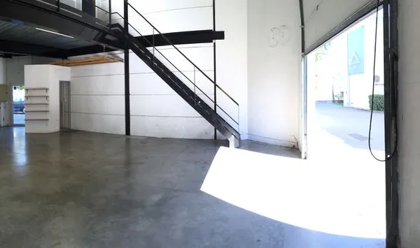 Locaux d'activité + bureau de 120 m²
