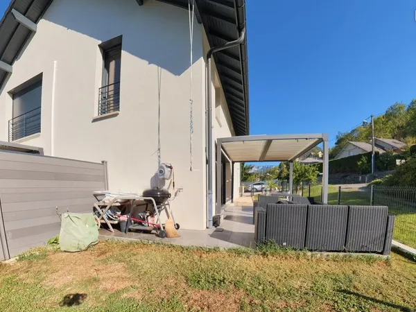 Maison sur 2 niveaux 85 m² à St-Jeoire-Prieuré T4