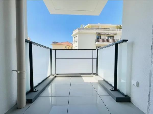 NICE RIQUIER studio terrasse