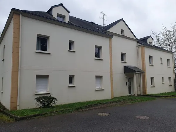 PLOERMEL, centre-ville à pied : Appartement + balcon + parki