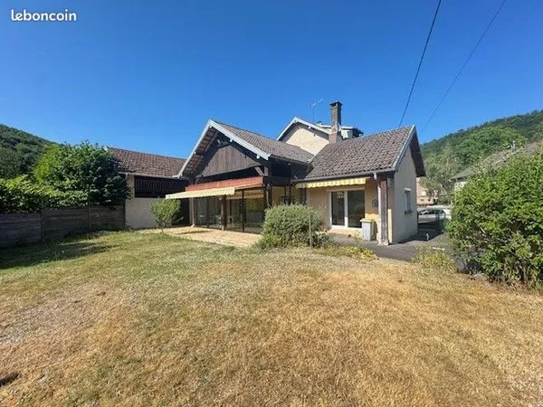 Maison sur trois niveaux 5 chambres et dépendances