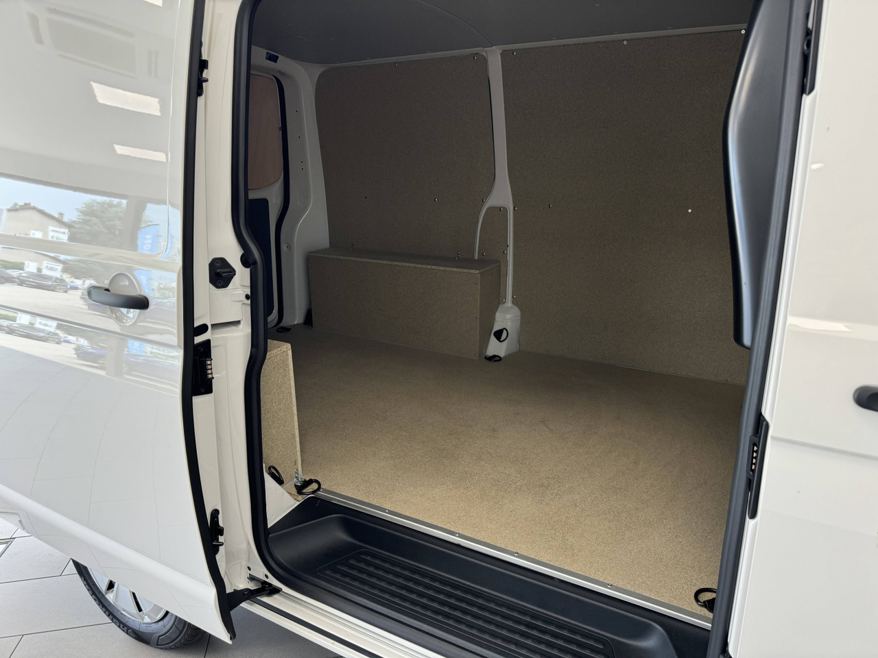 Volkswagen Utilitaires TRANSPORTER 6.1 VAN L1H1 2.0 TDI 110 BVM5 — photo 4