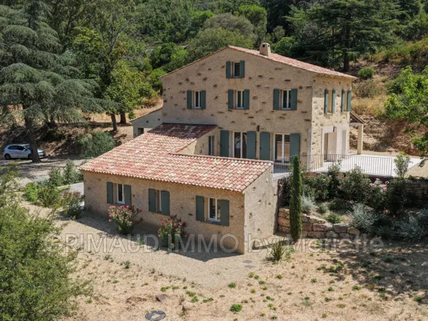 Élégante bastide provençale rénovée. Un havre de paix au coeur