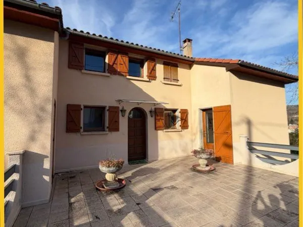 Maison indépendante T4 de construction traditionnelle avec grand garage de 100m2 sur 790m2 de terrai