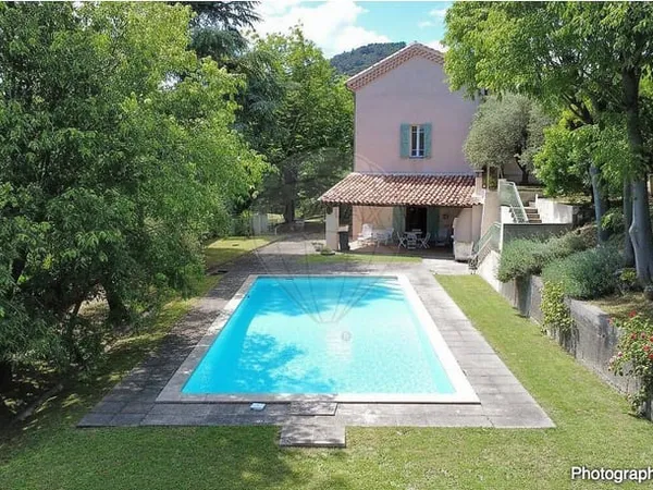 Maison 9 pièces 243 m²