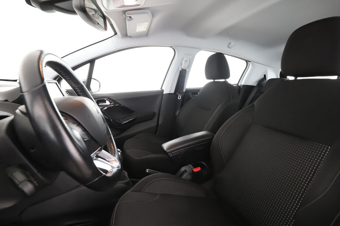 Peugeot 208 1.2 PureTech Allure — photo 9