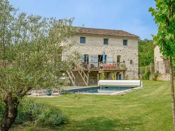 A 5 minutes de Montcuq : maison de hameau en pierre rénovée