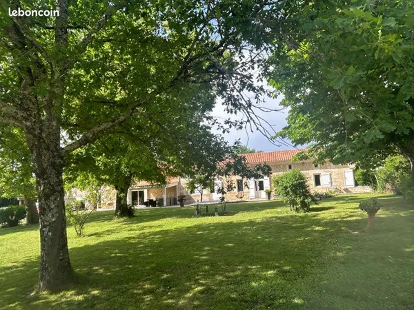 Vente maison de 375 m² huit pièces quatre chambres, deux salle d'eau et deux salles de bain sur 10 8