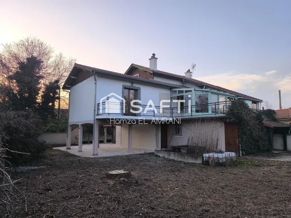 Grande maison individuelle sur joli terrain plat clos et arboré