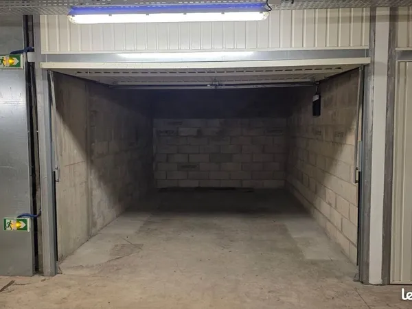 Box en sous sol avec porte auto - Centre ville
