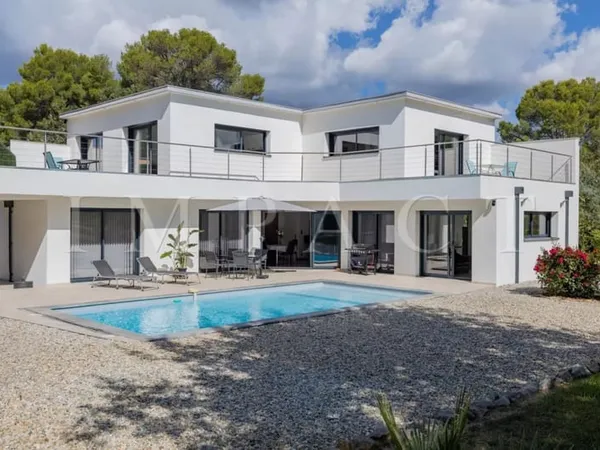 Mougins, Villa contemporaine de 220m2 avec piscine à vendre