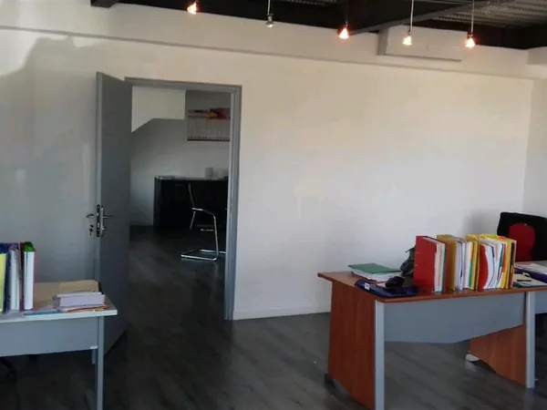 Entrepôt 874 m²