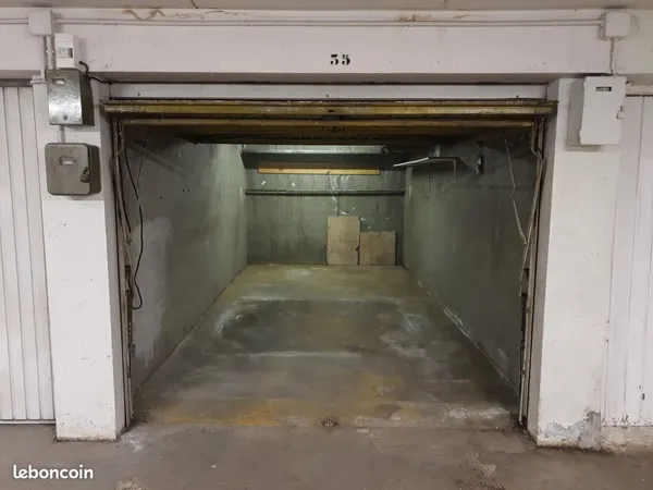 Box - garage fermé dans parking sous terrain avec rangements