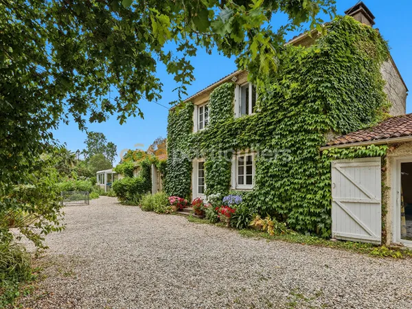 DOMAINE ÉQUESTRE ? MACHECOUL ? 12 HECTARES ? 270 M² UTILES ? 7 PIÈCES ? 5 CHAMBRES ? CARRIÈRE ? 8 BO