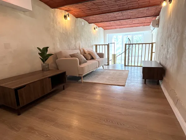 Location appartement T2 rénové en triplex avec balcon climatisation et rangement entrée de village