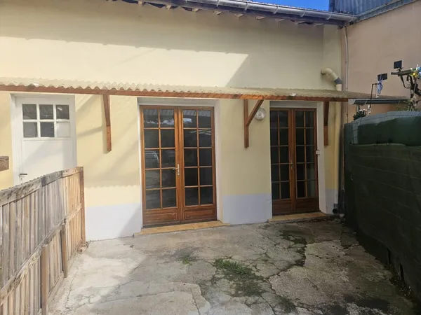 A LOUER A ANGERVILLIERS PETITE MAISON DE VILLE DE PLAIN PIED
