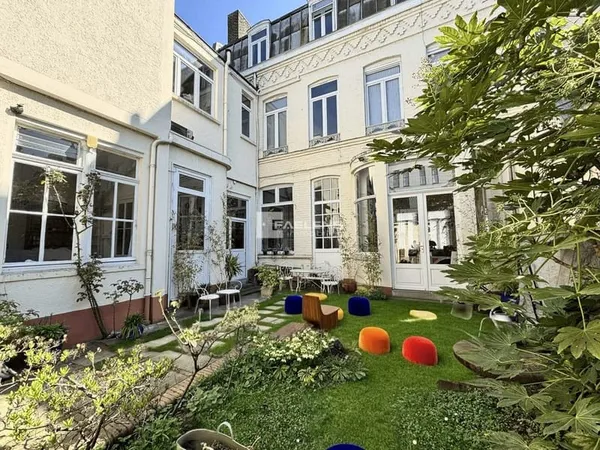 Maison bourgeoise de 326m2 avec jardin et garage