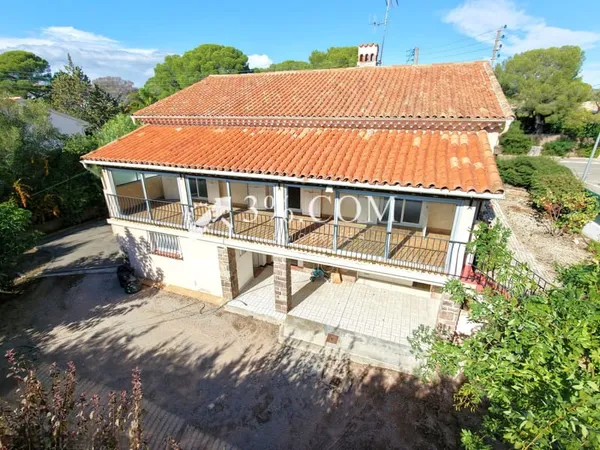 Maison à pied de la plage et des commodités