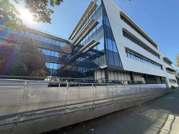 Bureau 3216 m²