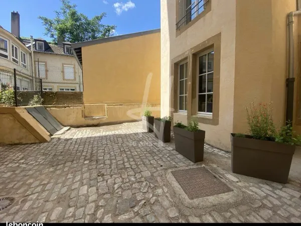 F2 avec cour et parking sur les Collines de St Croix METZ