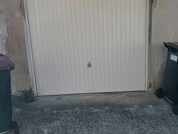 Loue garage et jardinet