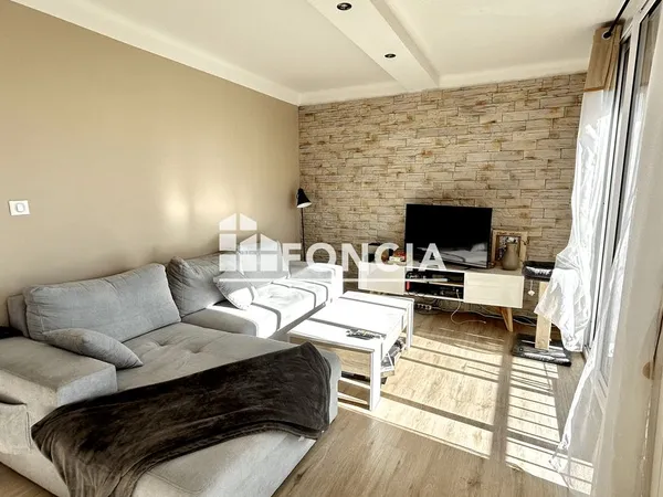 À VENDRE - Superbe 3 pièces rénové avec balcon, loggia, cave et parking