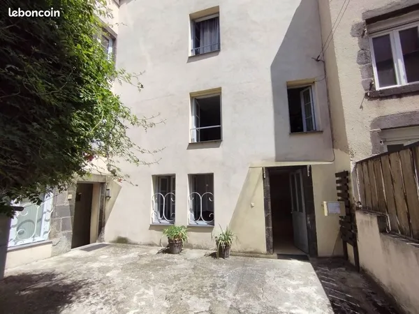 Studio meublé 21m² - centre-ville de riom - 385/mois charges comprises - dpe c - climatisation et ch