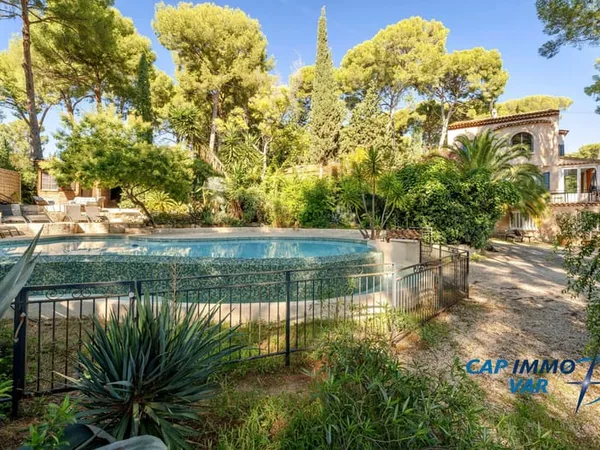 VILLA - 2 LOGEMENTS - PISCINE