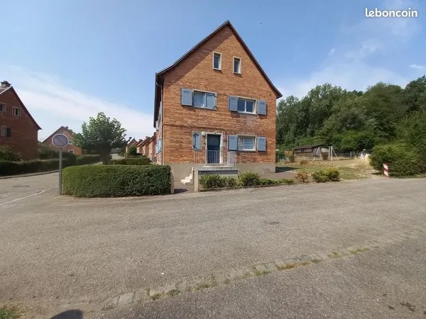 Location d'un très grand F3 rénové avec isolation thermique intérieur composé d'un séjour et SAM, 2 