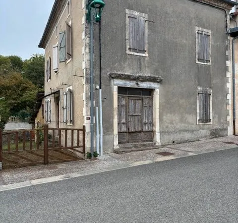 Maison de village en pierre avec jardin