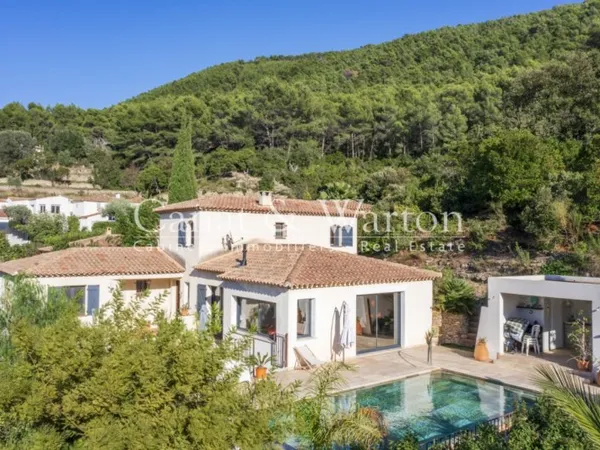CEYRESTE - Villa et studio indépendant de 188 m2 sur 3 niveaux,