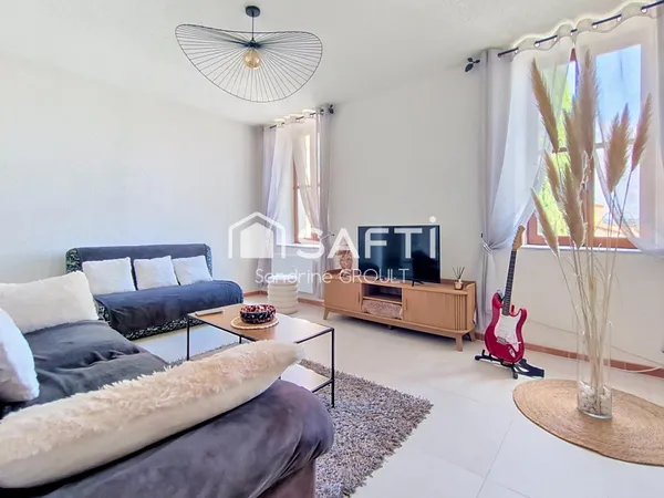 Maison de village en pierre de 115 m², 3 chambres, lumineuse, pleine de charme avec vue dégagée.
