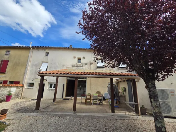 Maison familiale 192 m² avec piscine, grand terrain et garage 4 voitures - Mornac