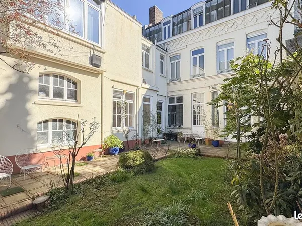 Maison 9 pièces 319 m²