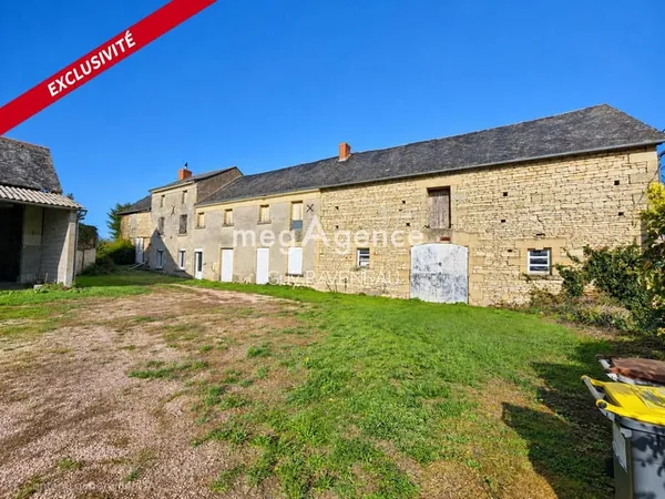 ANCIEN CORPS DE FERME A RENOVER - VOLUMES EXCEPTIONNELS, À 5 MINUTES DE MONTREUIL-BELLAY
