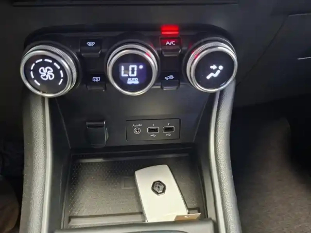 Renault Captur blue dci 115 edc — photo 35