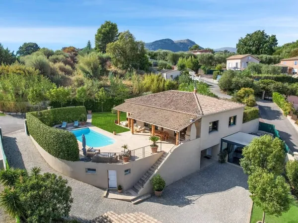 LA GAUDE — ÉLÉGANTE VILLA RÉNOVÉE AU CALME, VUE DÉGAGÉE ET PISCINE