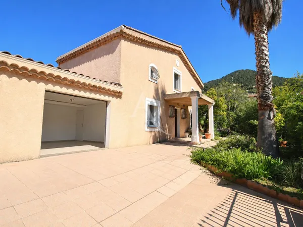Carqueiranne Belle villa avec espace de vie de plain pied au Calme