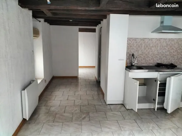 Appartement 2ième étage - 2 pièces - 35 m2 - Centre de Saint-Amand en Puisaye