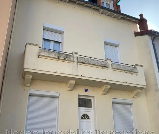 Studio 10 pièces 200 m²