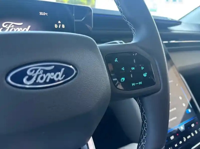 Ford Explorer 170ch standard range 52kwh pack premium rwd — photo 21