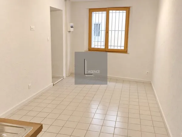 AUBAGNE STUDIO MEUBLÉ ENTIÈREMENT RÉNOVÉ 615 EUR HC
