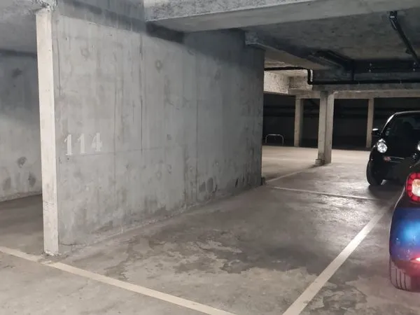 Grande place de parking sécurisée, fermée, située au 1er sous-sol dans une résidence fermée sécurisé